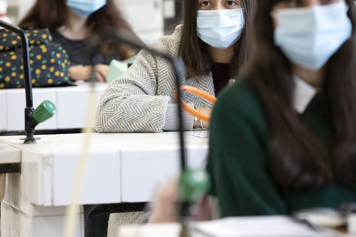 EduXunta's tweet photo. 😷 Xa están dispoñibles as directrices de @SanidadeXunta sobre o uso de máscaras no ámbito educativo

Obrigatorio
🚍 Transporte

Recomendación voluntaria
🧑‍🏫 Persoal
🧑‍🎓 Alumnado
🏫 Residencias de Educación Especial
🦠 Positivos, sospeitosos e contactos 

ℹ️ https://t.co/gGfytpyffg https://t.co/NqVJb89aE1