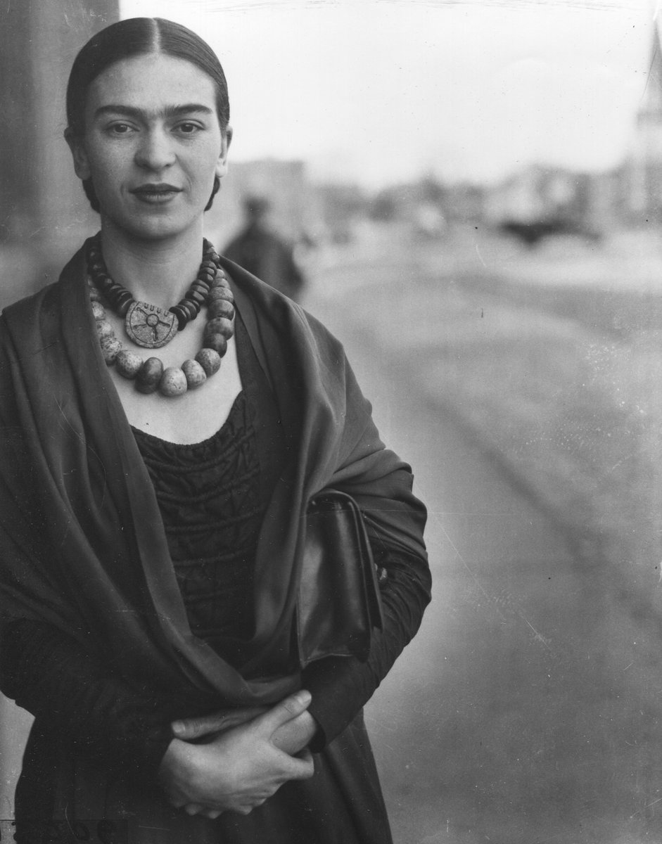 OTD 1932, #FridaKahlo, 24 &amp; unknown, arrives in #Detroit w/famed hubby #DiegoRivera. The sole female reporter in the press mob notices Frida's style. 
Reporter: "Are you a painter, too?"
Frida: "Yes, the greatest in the world."
In Detroit, Frida creates her first 3 masterpieces.