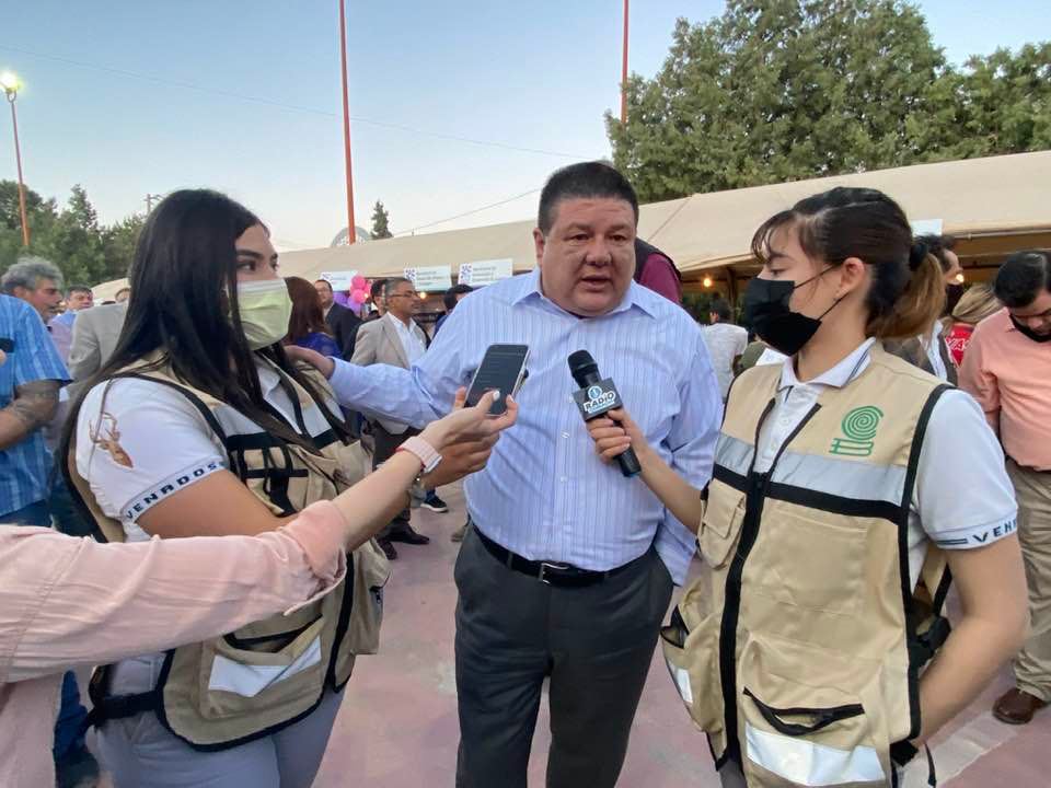 COBACHChihuahua's tweet photo. Cobach presente en ”Juntos en tu Colonia” programa encabezado por la gobernadora @MaruCampos_G , donde participamos llevando a las familias juarenses la oferta educativa de nuestra institución, en sus diferentes modalidades.
#JuntosSíPodemos
#YoSoyCobach💚 https://t.co/XDZeUiOJUO