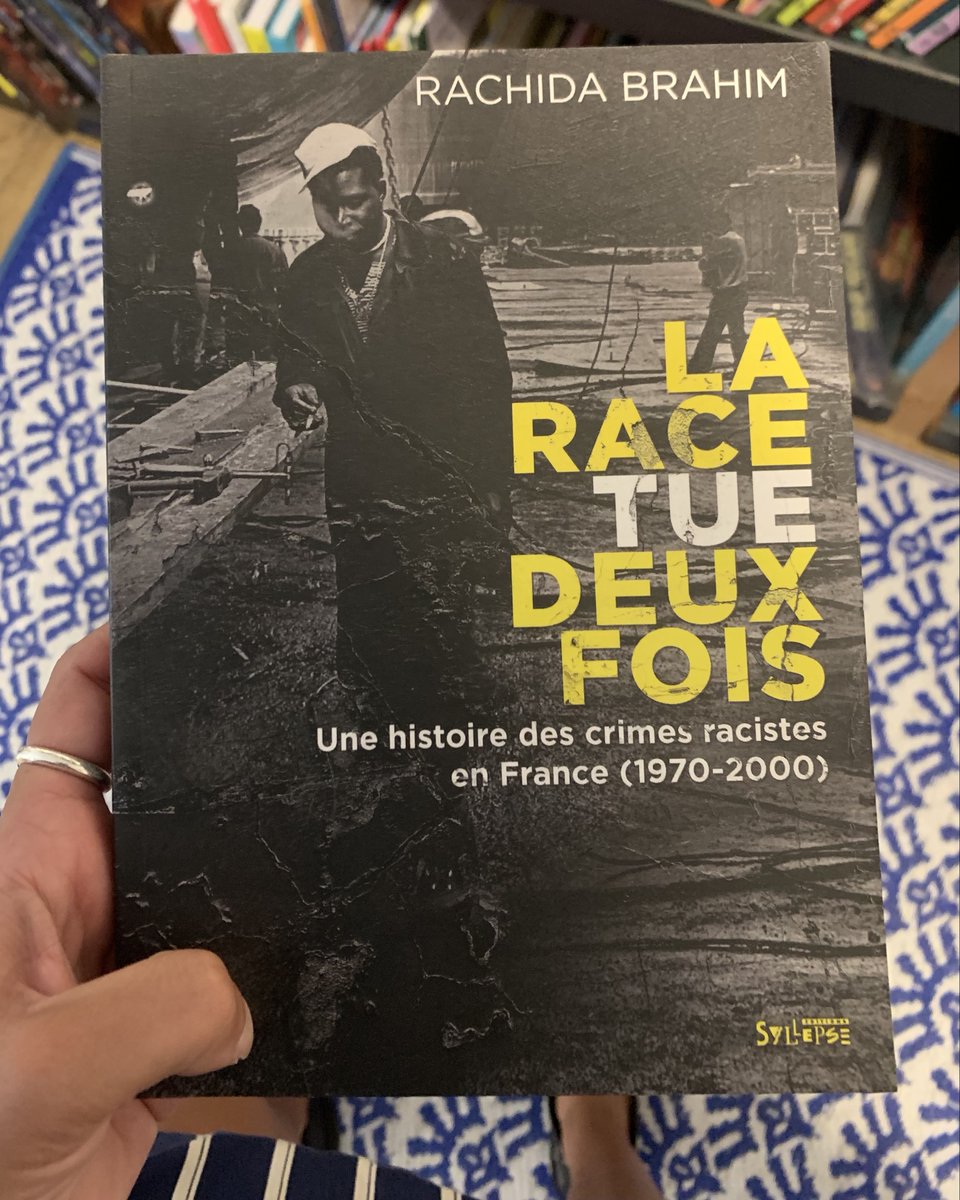 LaDisparition__'s tweet photo. À trois jours du second tour, on a lu La race tue deux fois de @rachida_brahim. Un essai indispensable sur le racisme d’État et une liste effrayante des crimes racistes commis entre 1970 et 2000. Un fil 🧵 https://t.co/k8cJki4pTT