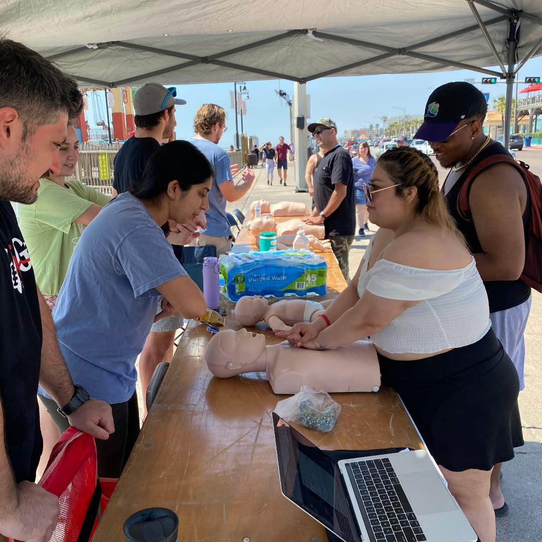twostepcpr's tweet image. 📍University of Texas Medical Branch School of Medicine's #TwoStepCPR event . Way to go team! 👏 To find an training event near you, follow us on social media or check out our map on twostepcpr.com !
