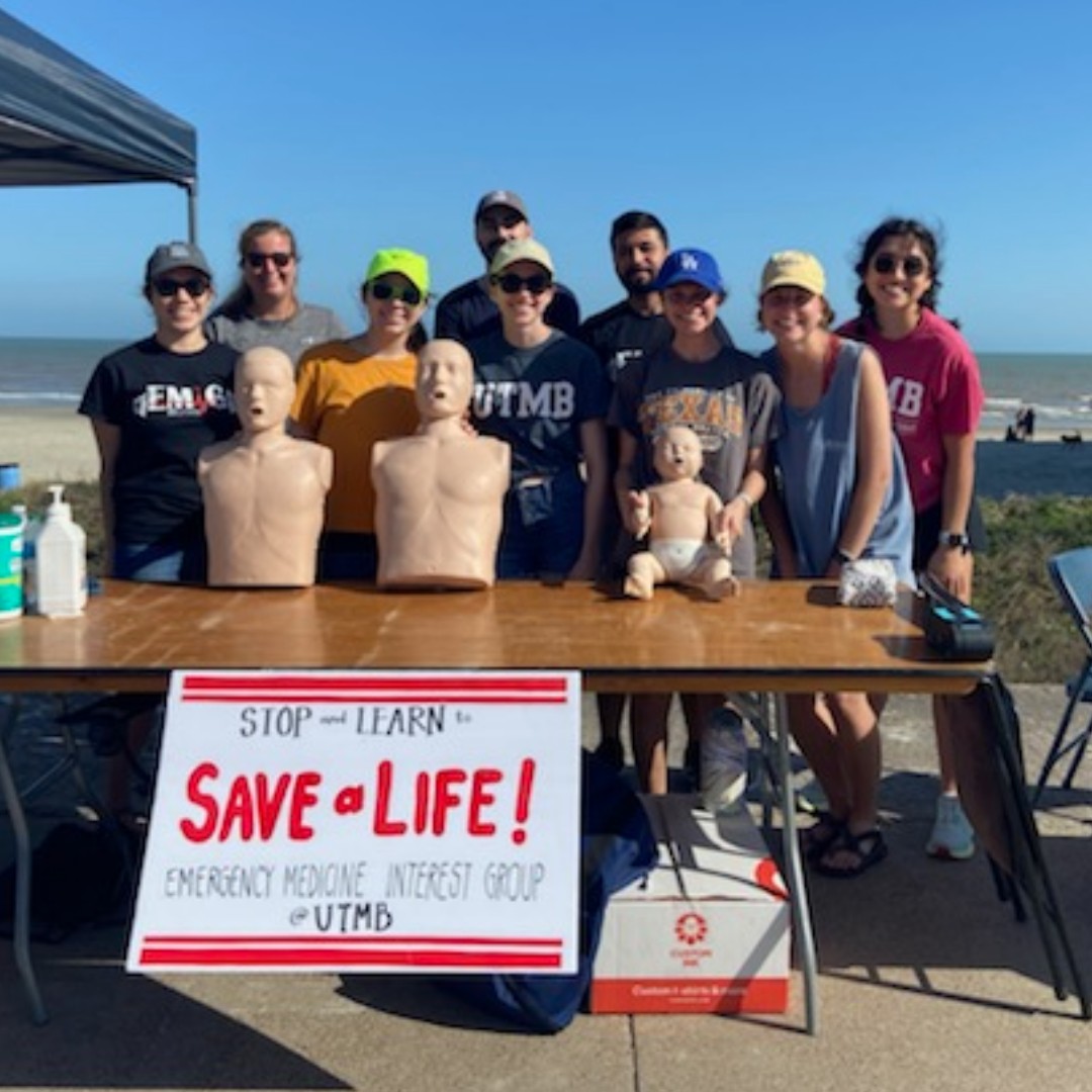 twostepcpr's tweet image. 📍University of Texas Medical Branch School of Medicine's #TwoStepCPR event . Way to go team! 👏 To find an training event near you, follow us on social media or check out our map on twostepcpr.com !
