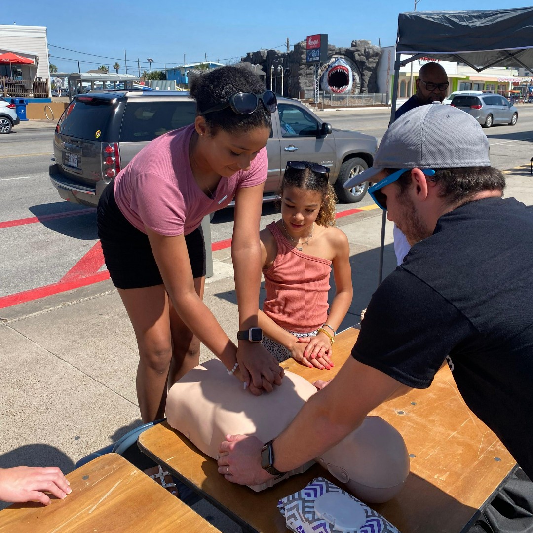 twostepcpr's tweet image. 📍University of Texas Medical Branch School of Medicine's #TwoStepCPR event . Way to go team! 👏 To find an training event near you, follow us on social media or check out our map on twostepcpr.com !