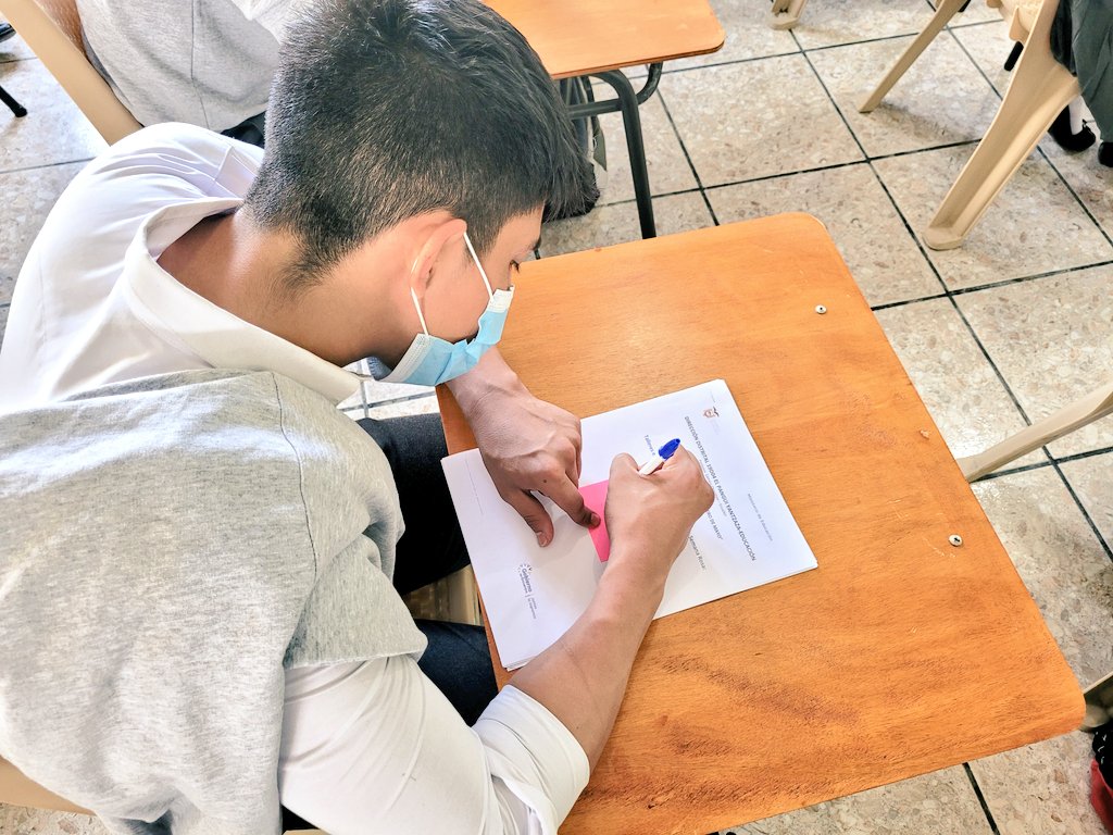EducacionZ7_Ec's tweet photo. Estudiantes del Colegio de Bachillerato Primero de Mayo, en #Yantzaza, participan del taller de lectura creativa. Realizan un ejercicio sobre ideas para empezar a escribir una historia. Actividad forma parte de la Fiesta de la Lectura por celebrar el Día del Libro.

#JuntosLeemos https://t.co/tAPQqIFROr