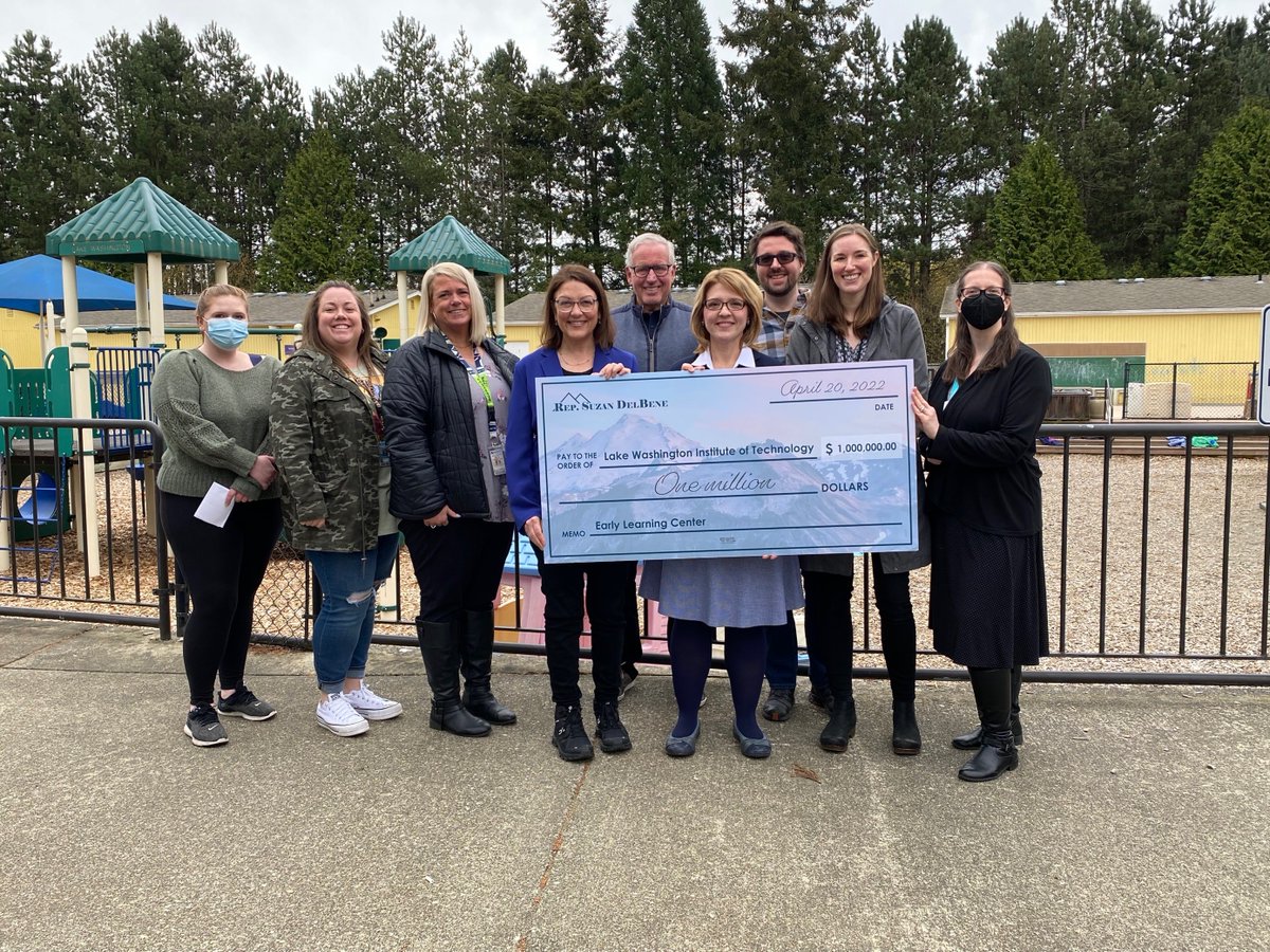 TheLWTech's tweet photo. It was great to welcome @RepDelBene to campus yesterday & personally thank her for her ongoing support of @LWTech students, faculty, & staff. The funding she secured for the Early Learning Center will positively impact the lives of families for years to come. #LWTechGrateful https://t.co/5PCsUi9sNn