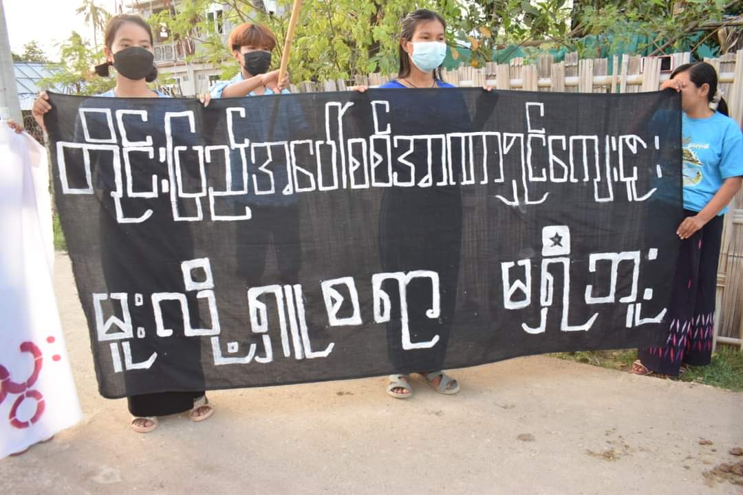 TayzarSan's tweet photo. "တိုင်းပြည်အပေါ် စစ်အာဏာရှင်တွေရဲ့ကျေးဇူး မူးလို့တောင် ရှူစရာမရှိဘူး"

#BlueShirtCampaign

#ဟံသာဝတီဦးဝင်းတင် 

#FreeAllPoliticalPrisoners

#whathappeninginmyanmar https://t.co/zd9RZy8gh9