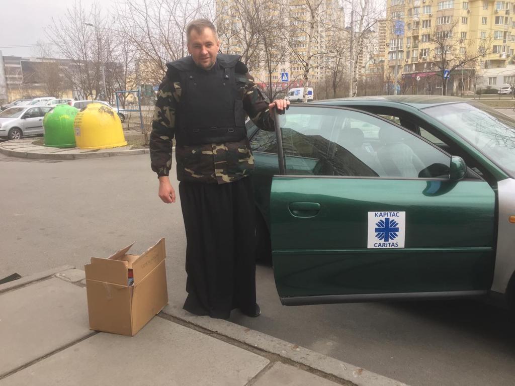 ACNMex's tweet photo. En #Kiev, #Ucrania, el P. Andriy Bodnaruk viste un chaleco antibalas sobre la túnica sacerdotal para visitar a las personas tanto en los albergues de acogida como en las casas de los que han decidido quedarse. 👉https://t.co/CCbs24qbLe https://t.co/25c5dTpvJH