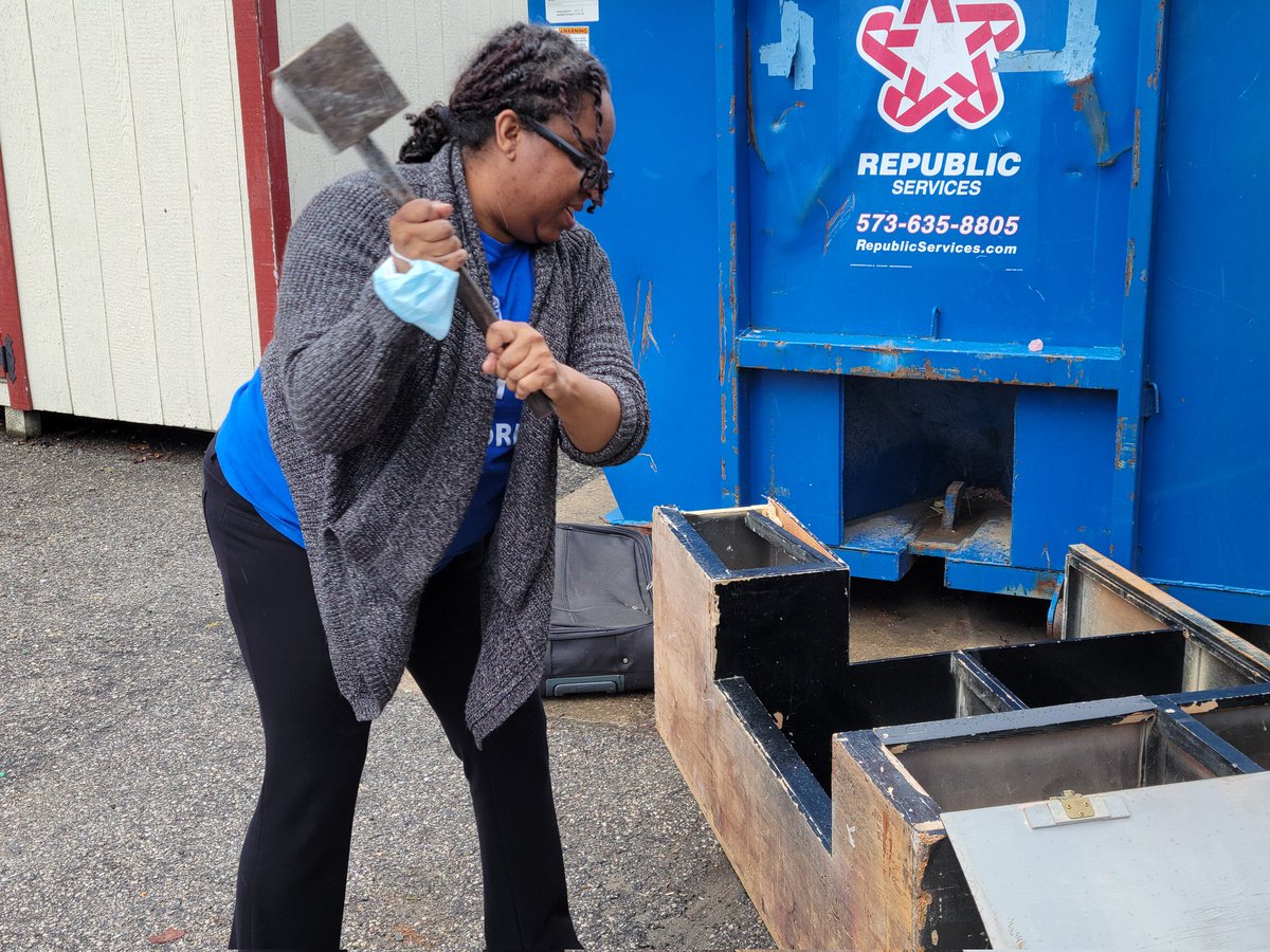 ShowMeService's tweet photo. The #ShowMeService team honored #NationalVolunteerWeek by volunteering at the @SalvationArmyUS in Jeff City. The Family Thrift Store sells everything from books to furniture, and all of the proceeds help the community!
Find a place to volunteer at https://t.co/4e5qP2plal. https://t.co/bdrUVH9xdW