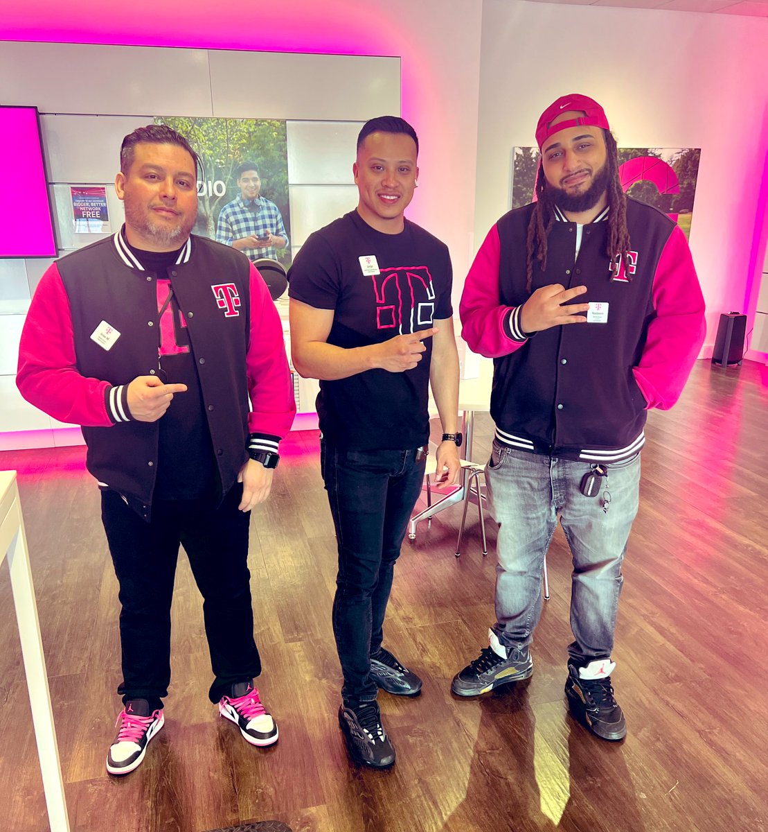 JovCryptoPlug's tweet photo. My Team is always #RetailReady Loving Our #TmobileGear #MagentaSwag #Tmobile #TheWestWing💸 #TheHINTKings #HudsonHeat https://t.co/GKsdFxrFwc