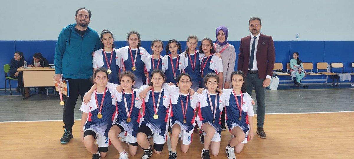Rize_BK's tweet photo. Küçük kızlar bölge şampiyonasında *TÜRKİYE YARI FİNALLERİNE* katılmaya hak kazanan Ortaokul Kız Basketbol takımımızı ve öğretmenlerimizi tebrik ediyoruz. 🏆

@ozgeeasln @Savas_BOYAR @azizsonkaya @GokcemTaser @Rize_BK https://t.co/pO74oCegq3