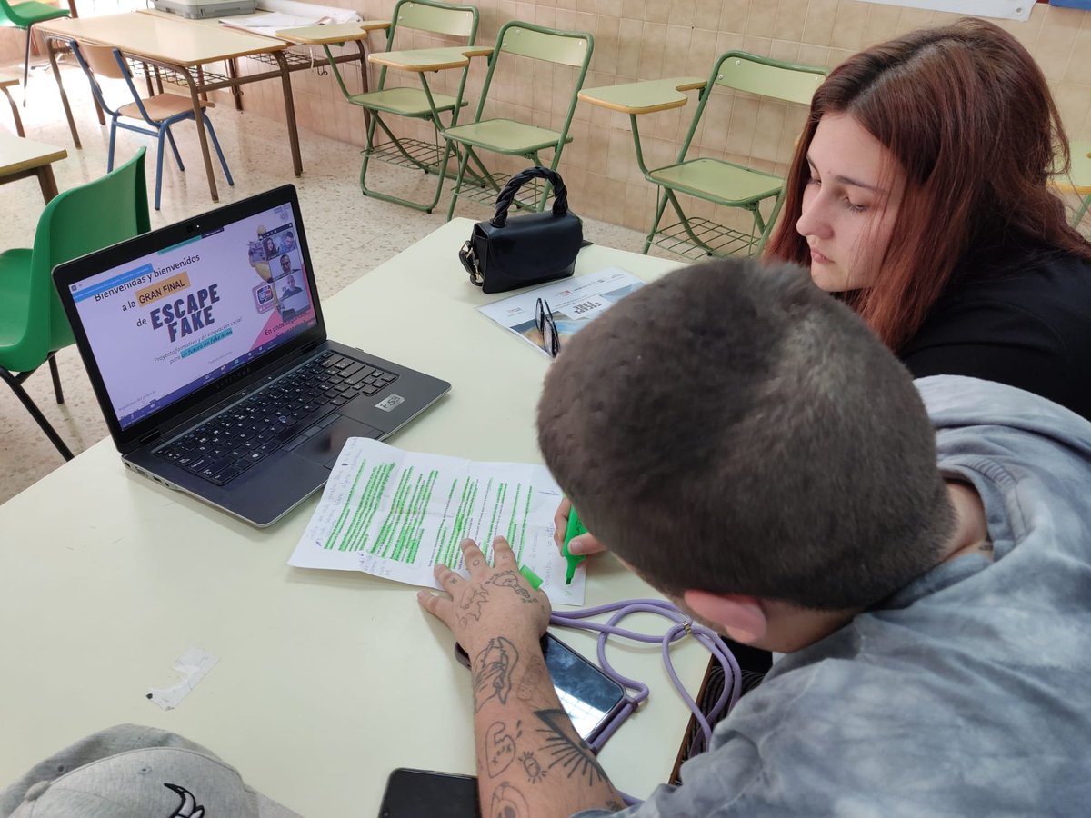 ArrabalAID's tweet photo. 📣¡Concluye la Final #EscapeFake @FBSabadell @mWeek_MWC
@fundacionexit @learntocheck con #destrangis como ganador de #VerificarParaEscapar! Enhorabuena a los dos equipos de la #EscuelaSegundaOportunidad @ArrabalAID #Málaga que han dado lo mejor de sí disfrutando la experiencia! https://t.co/wUdFIgcIvq