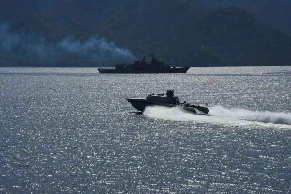 RahmiGuveren's tweet photo. "Üç tarafı denizlerle çevrili Türkiye’nin güçlü bir deniz kuvvetine sahip olması tercih değil, zorunluluktur.

Bunun için deniz kuvvetlerimizi sürekli geliştirmeye, vatan savunmasına en üst düzey katkıyı vermeye hazır halde tutmaya özel önem veriyoruz."

@RTErdogan

Mavi Vatan https://t.co/Ur8BdkchWH