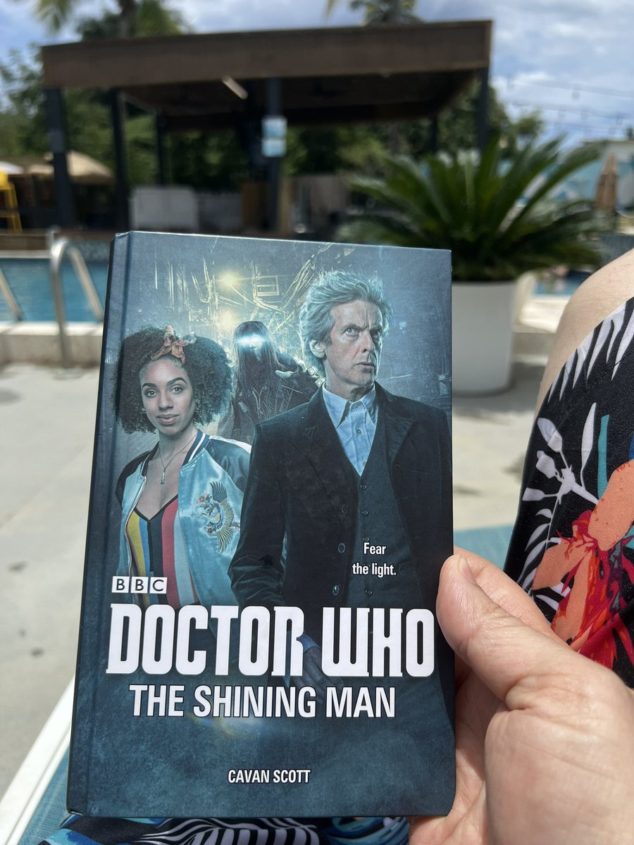 WorldsFinestPH's tweet photo. Little lite reading poolside 
#doctorwho #petercapaldi #whovian #pearlmackie #12thdoctor #billpotts https://t.co/byCkQhNzp0