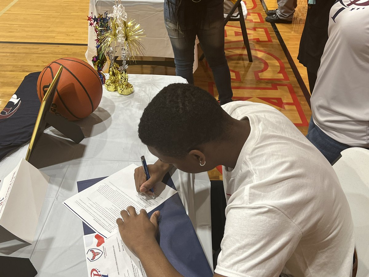 ChavisPercy's tweet photo. Congratulations son on ur signing to HPU @HP_University @coachyates22 @liChavis1 @RcsSports @MikeNic84929189 @TxTakeover_Ned @CalebKTRE @Lequita23644000 @1CoachJDavis @HPUmenBB https://t.co/WwtBuROR0t