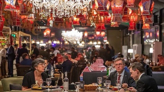 SaudiDQ's tweet photo. بالتعاون مع وزارة الخارجية @KSAMOFA والهيئة العامة للترفيه @GEA_SA، قامت الهيئة الملكية لمدينة الرياض باستضافة عدد من السفراء والدبلوماسيين في فعالية إفطار #حي_السفارات في منطقة ذا جروفز. https://t.co/ERsYZ26yMd