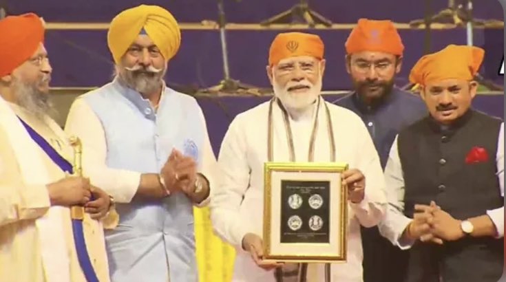 devusinh's tweet photo. Hon'ble PM Shri @narendramodi ji releases a commemorative coin and postage stamp on the occasion of 400th Parkash Purab of Sri Guru Tegh Bahadur Ji.

I am blessed and honoured to be a part of this historic event at the Red fort. 

ਜਿਹਨੇ ਕਿਹਾ ਸੋ ਨਿਹਾਲ 🙏

#400yearsGuruParv https://t.co/CcS01dudSK