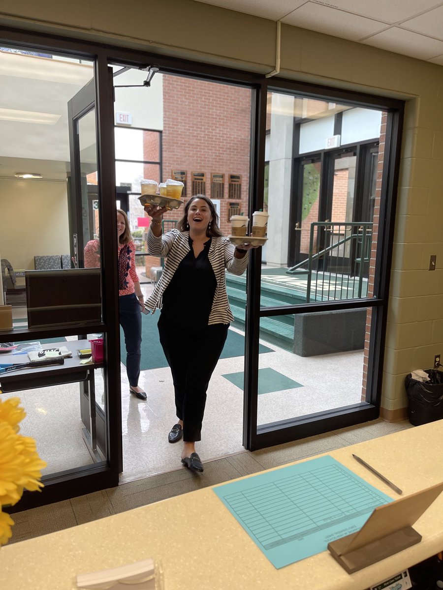 leslilally's tweet photo. Queen ⁦@MoBernoLearns⁩ has arrived ⁦@SycamoreJrHigh⁩ with Starbucks! #BestAP #ReCafYourStaff https://t.co/ahIPukSD3V