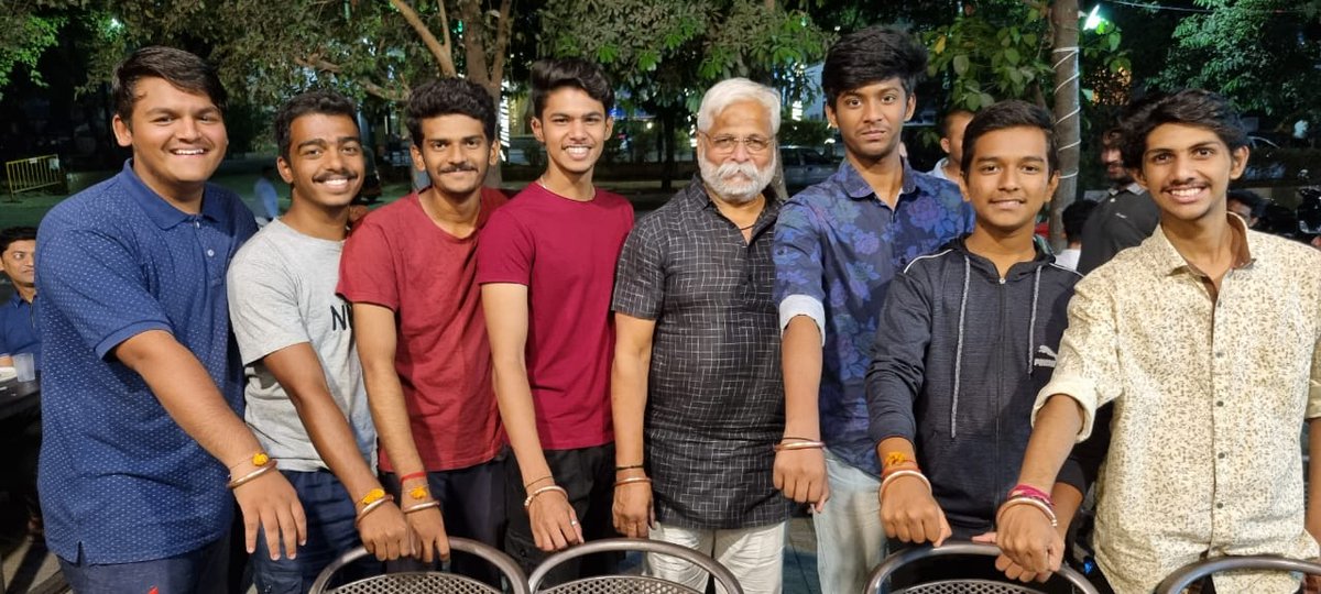 malhar2you's tweet photo. सिंहगड, पुणे भागातील सात तरुणांना सलग तीन महिने दररोज १०९ सूर्यनमस्कार पूर्ण केल्याबद्दल तांब्याचे कडे प्रदान करण्यात आले !
यासाठी निकष कठीण होते तसेच ते पूर्ण करताना त्यांचे अनुभव सुद्धा प्रेरणादायी होते!
#Yoga #Suryanamaskar #AzadiKaAmritMahotsav #मराठी https://t.co/2proxGb4DM