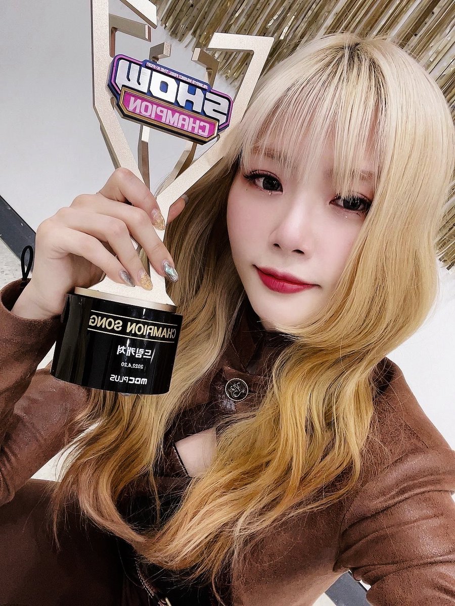 HWGJ94's tweet photo. Registrando novamente a grande felicidade de ontem, รฉ gratificante ver tanta dedicaรงรฃo ser recompensada ainda que demore. 1924 dias e algumas horas foram necessรกrias para o primeiro prรชmio, agora temos o mundo todo a conquistar! Obrigada a todos! โค๏ธ
#WinSelcaDay #Mystica7cher https://t.co/7pgr4jPmeu