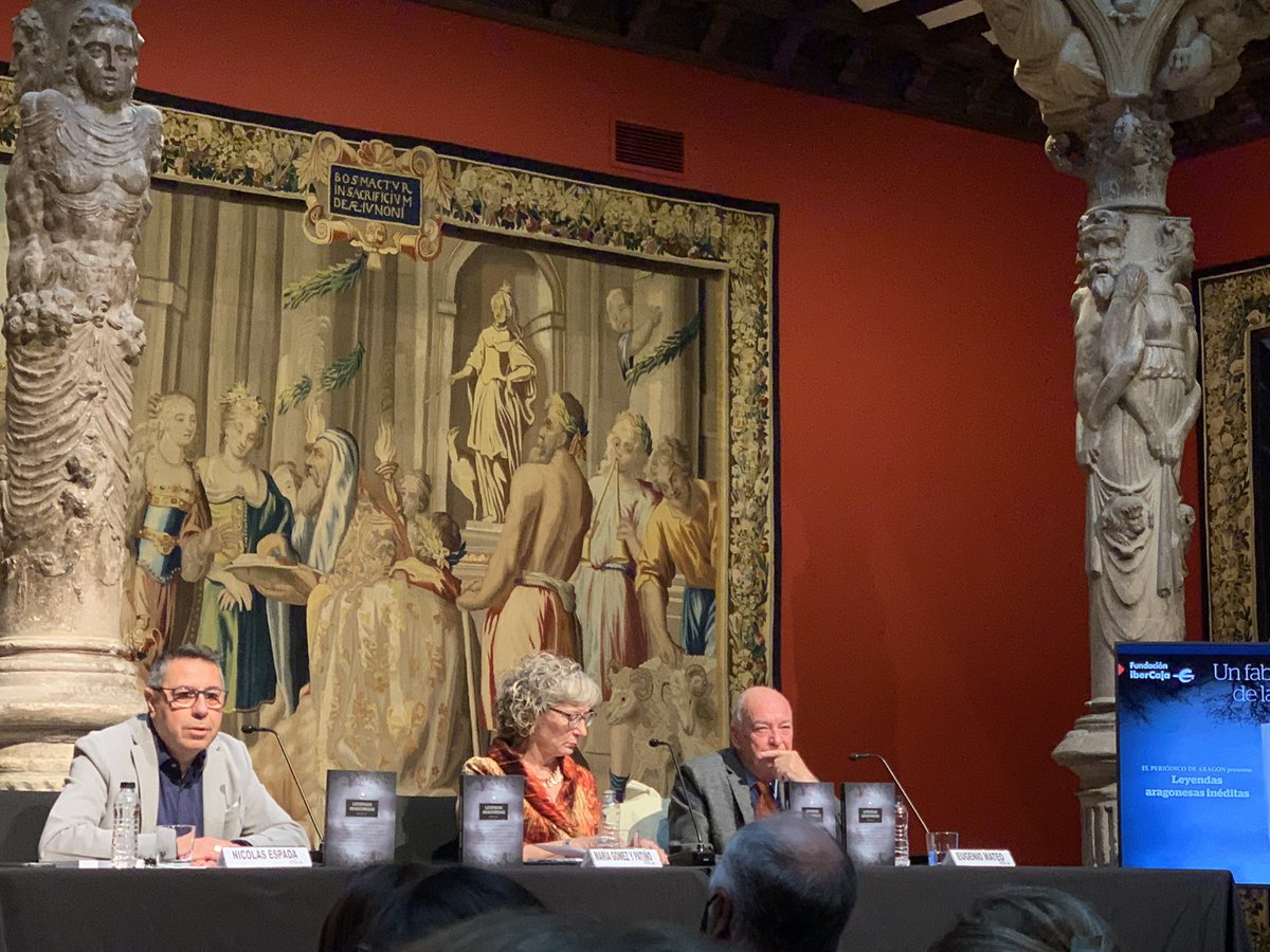 Acompañando a <a href="/periodicoaragon/">El Periódico de Aragón</a> en la presentación de #leyendasaragonesasineditas , con un montón de amig@s como autores María Gómez y Patiño, <a href="/MacuHervas/">Macu Hervas</a> y michos conocidos más