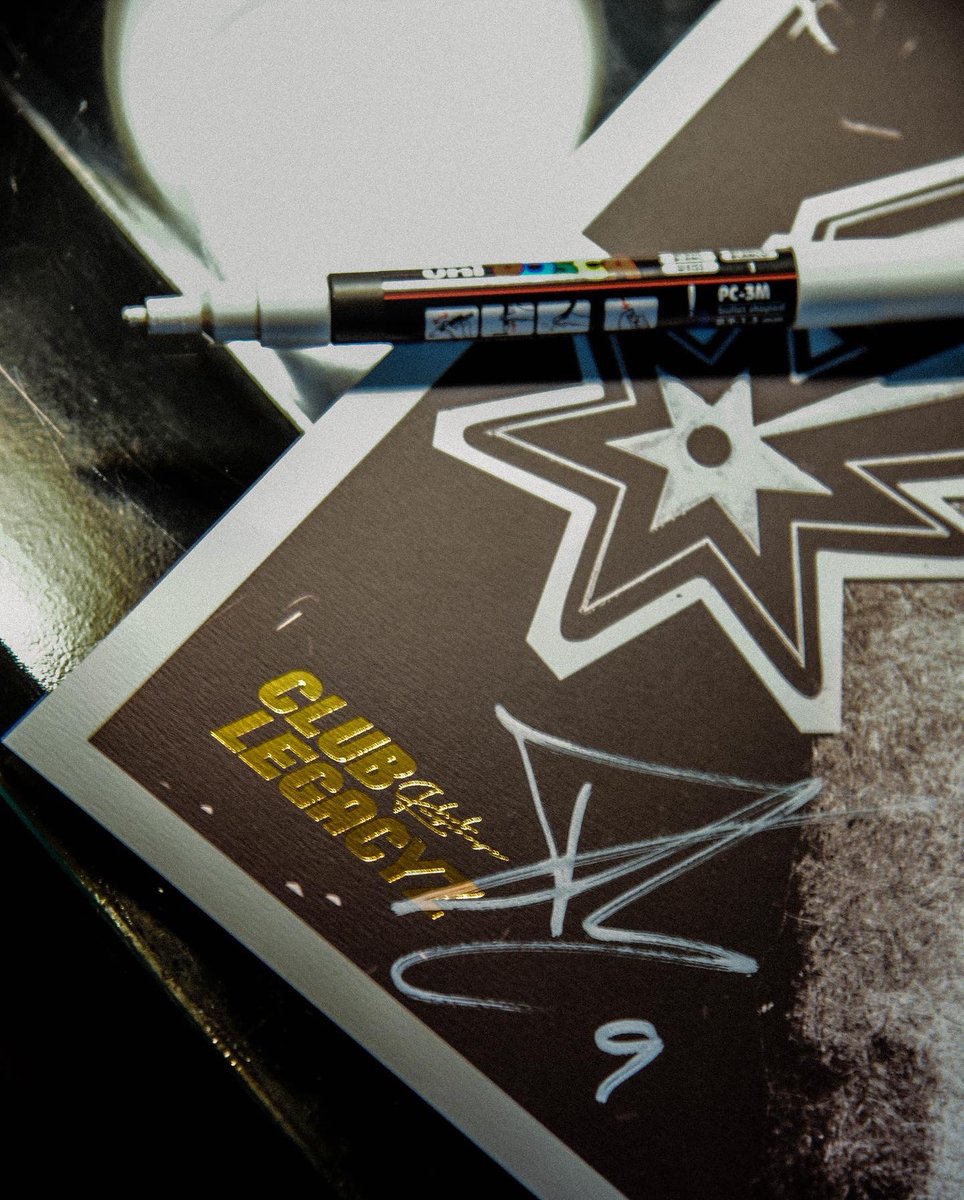 tonyparker's tweet photo. 🇬🇧 With the @clublegacyz team, I created my Legacy, my first limited edition poster of 999 copies. For all collectors, you will be given exclusive access to a unique
videoconference with me and a raffle draw to win my autographed gifts ! https://t.co/J3gUhdGCdo