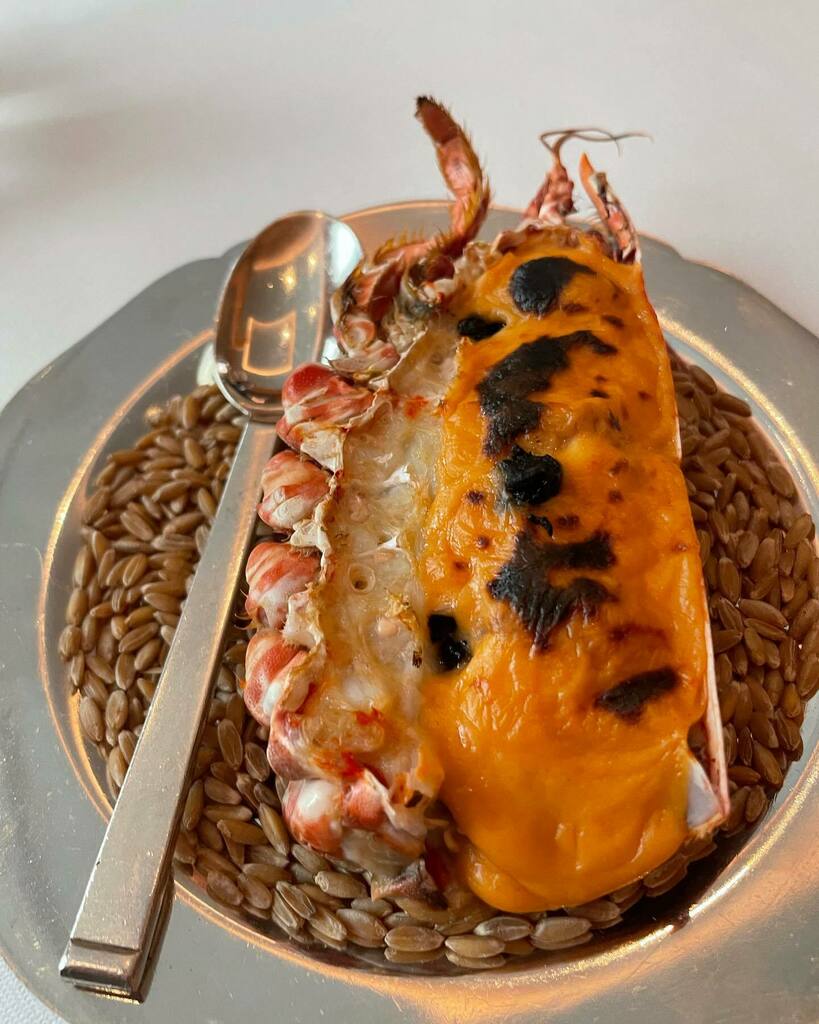 gillespudlowski's tweet photo. Au #taillevent, quand on se laisse épater par le service et ses #beauxgestes, on risque d’oublier les magiciens en cuisine #giulianosperandio et la pâtissière #emiliecouturier / une sacrée équipe ! #dreamteam
Le beau geste à l’honneur au #taillevent @sp… https://t.co/oTfSmMKWcb https://t.co/2m0hY4ttjK