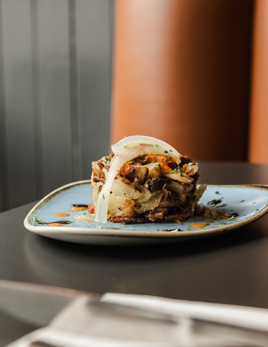 SopranoTapasTW's tweet photo. A glorious tower of flavours, you’ve got to try the pato crujiente 🦆 Crispy duck is the star of the show here, infused with serrano ham and sundried tomatoes as well as sauteed potatoes for some added indulgence 👌 It truly is a work of art…

#crispyduck #smallplates #kentbars https://t.co/zpuTG2SEwG