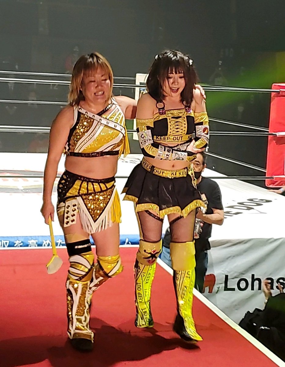 yellowwave0124's tweet photo. Apr.20,2022 #Marvelouspro
新木場1stRing
［#Yellowbee］
#永島千佳世 &amp; #杏ちゃむ        
                 vs
［黒鳳蝶］
#渡辺智子 &amp; #伊藤薫 
大きな選手と闘う‥模範を見せながらの試合でした🔥
まだまだ観たい🐝🐝 https://t.co/n9ICE4ggZm