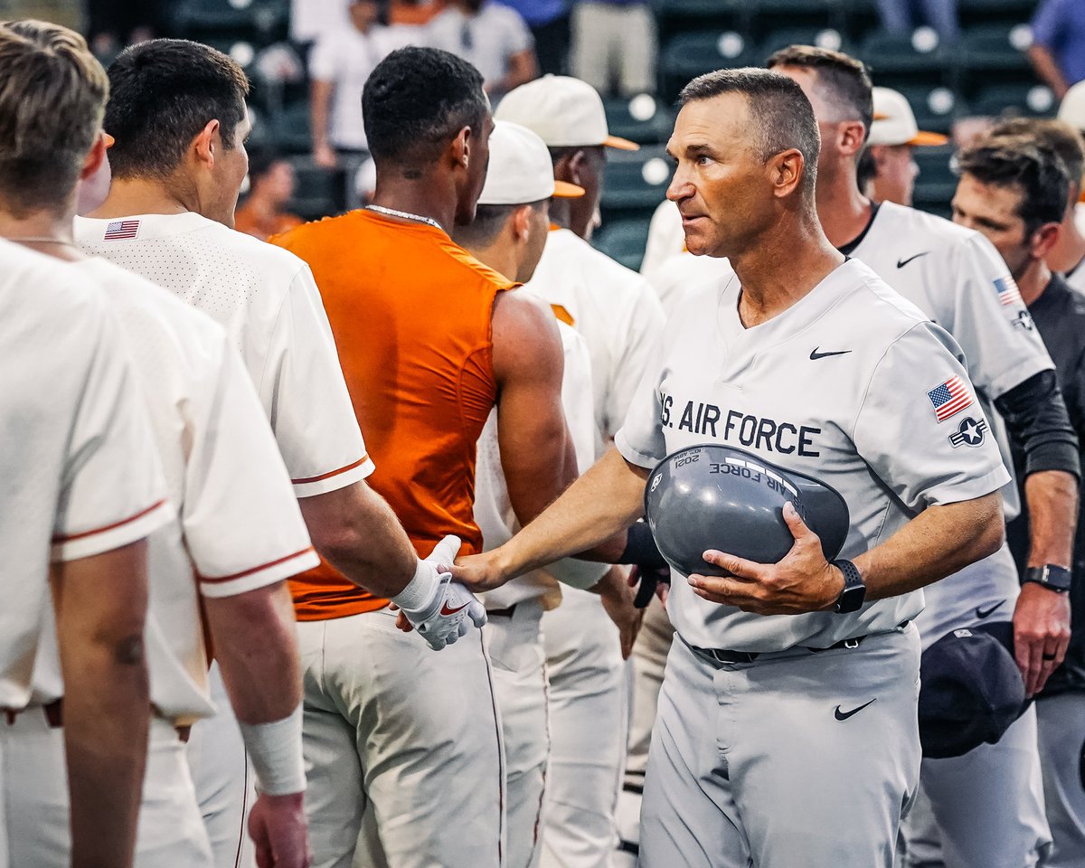 I want to take a second to recognize Coach Kazlausky and the young men of the <a href="/AF_Baseball/">Air Force Baseball</a> team. Your bravery, sacrifice, and fight is something we all admire and appreciate. On behalf of <a href="/TexasBaseball/">Texas Baseball</a>, thank you for your service. Hook ‘Em. 🇺🇸
