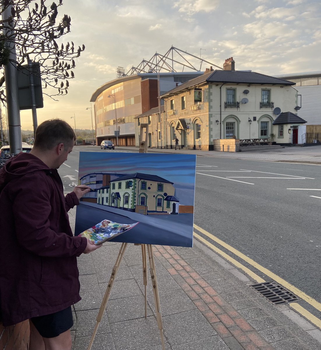 mikeyjonesart's tweet photo. The legendary Turf pub sitting comfortably next to Y Cae Ras/The Racecourse: @Wrexham_AFC  home ground. A lot going on in this scene big perspectives, old/new architecture to keep my brain occupied 🍻 ⚽️ 🏴󠁧󠁢󠁷󠁬󠁳󠁿.
#Welshart #Wrexham @wrexham @welshy1000 @VancityReynolds @RMcElhenney https://t.co/pi6Del3j5a