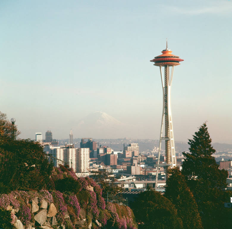 space_needle's tweet photo. Today marks 60 years since the Space Needle opened its doors at the 1962 World's Fair!  Celebrate with us using #SpaceNeedle60 🎉
📸: George Gulacsik, Seattle Public Library https://t.co/wCU0oUGlo0