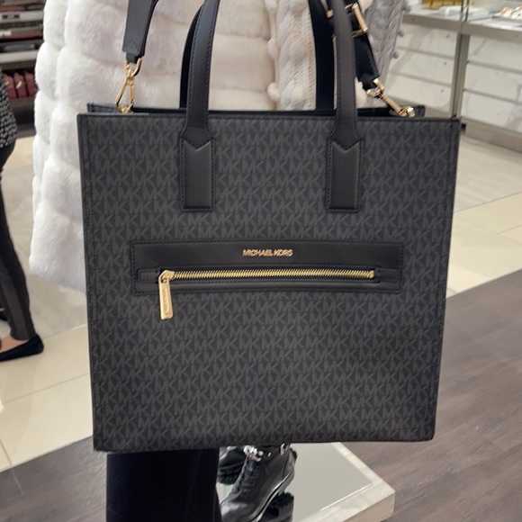 KerryKouture_'s tweet photo. So good I had to share! Check out all the items I'm loving on @Poshmarkapp #poshmark #fashion #style #shopmycloset #michaelkors: https://t.co/yVBwJ537pp https://t.co/Pz8jOmfUm8
