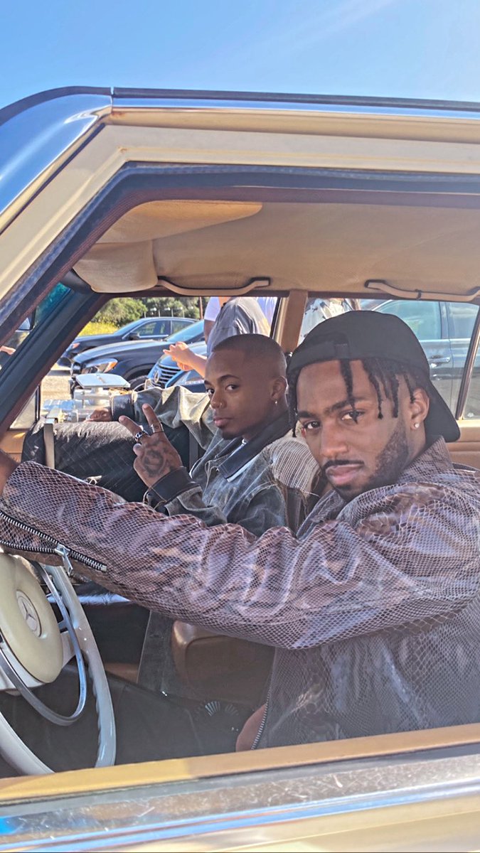 captured this dope photo of my guys <a href="/unofficialTHEY/">THEY.</a> &amp; i promise, THEY on the way 🔥