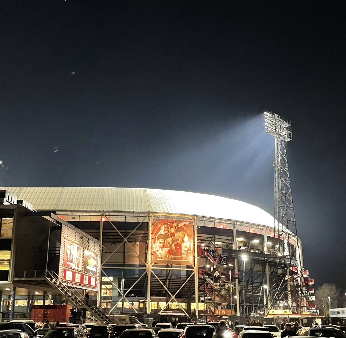 RvM1908's tweet photo. De hoogste tijd dat alle “FeyenoordCity verantwoordelijken” die zich jarenlang bewust doof hebben gehouden voor de terechte kritiek van oa zeer veel betrokken supporters, per direct opstappen! Daarna samen bouwen aan een mooie toekomst!
#reddeKuip #reddeClub #groteschoonmaak https://t.co/pr7V1R8Wno
