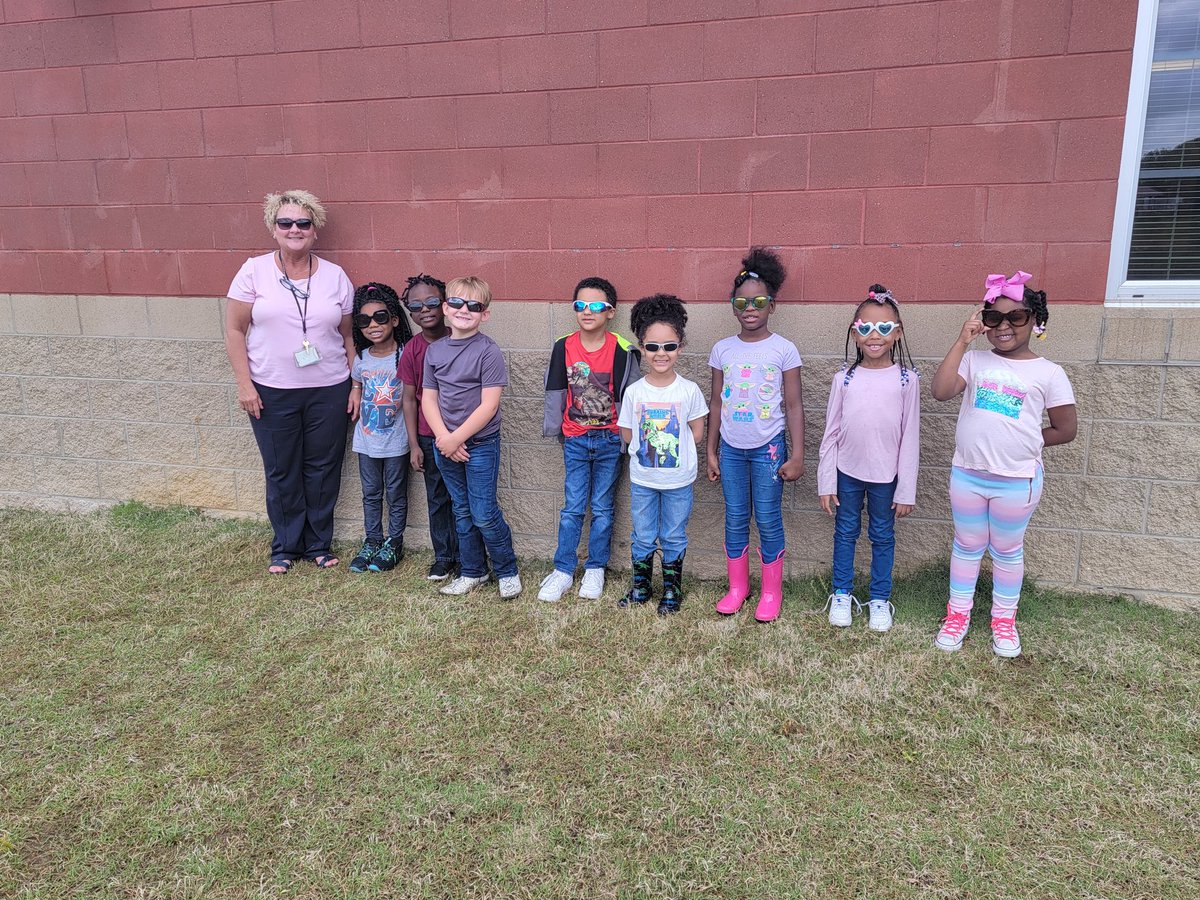 JennieKrueger10's tweet photo. Our future is so bright, we gotta wear our shades!! "S" for sunglasses. #backwardsbootcamp
#mrsjennieskindergarteners
@BCESMustangCity @FCPSchoolsTN @Supt_Hamlett https://t.co/IKkkJBUubP