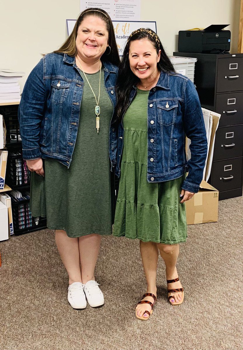 DawnRoth77's tweet image. When teammates twin and not on purpose 🥰 (even though she’s telling everyone we planned it🤦🏻‍♀️)#kindervibes @HospElementary @WeinkeLara