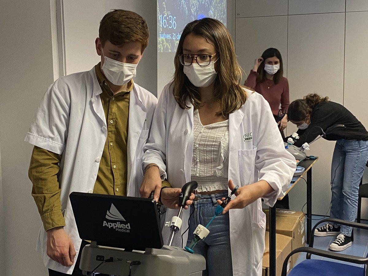 mireiamusquera's tweet photo. 1er curs en cirurgia laparoscòpica per residents d’especialitats quirúrgiques a @hospitalclinic un èxit!!!gracies a tots els residents i adjunts que hi han participat. Un plaer haver organitzat el curs amb @BertaDiazFeijoo #simclinic https://t.co/YwsBDljo6S