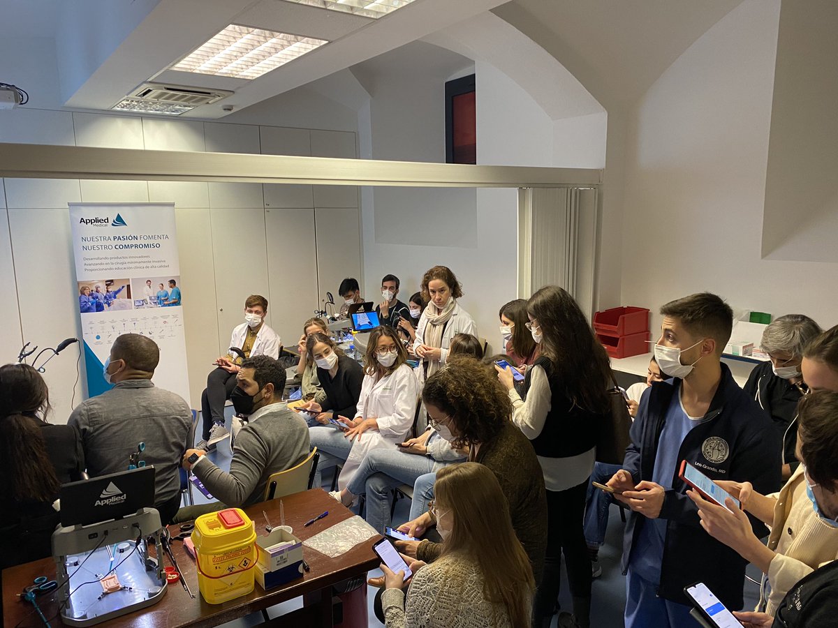 mireiamusquera's tweet photo. 1er curs en cirurgia laparoscòpica per residents d’especialitats quirúrgiques a @hospitalclinic un èxit!!!gracies a tots els residents i adjunts que hi han participat. Un plaer haver organitzat el curs amb @BertaDiazFeijoo #simclinic https://t.co/YwsBDljo6S