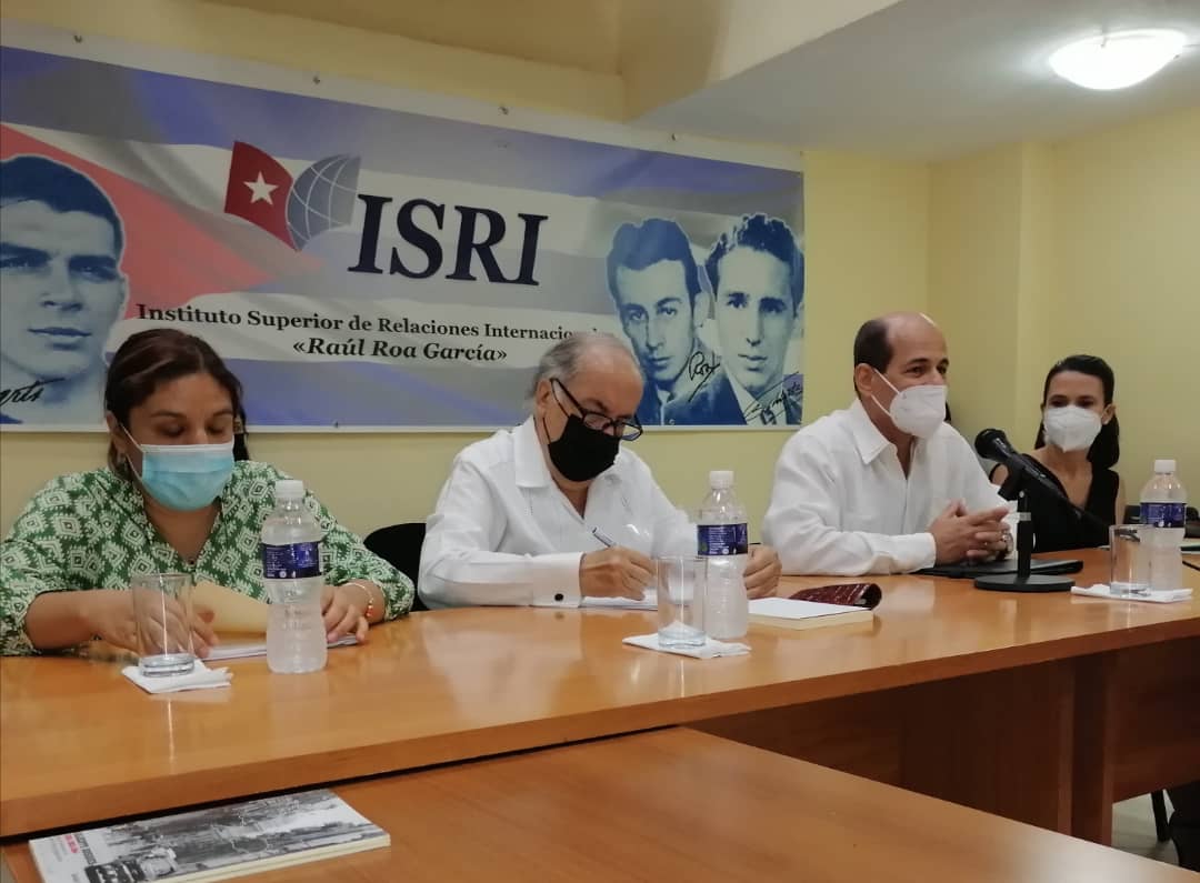 RogelioSierraD's tweet photo. Quedó inaugurada subsede @ISRICuba de Feria Internacional Libro La Habana con panel sobre diplomático mexicano Gilberto Bosques y con participación de la Directora Acervo Histórico Diplomático, Laura Moreno; el Emb. de México,. Miguel  Díaz y el Rector del ISRI, Rogelio Sierra https://t.co/J0iYsqseUA