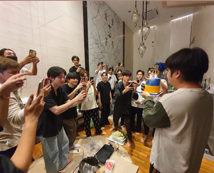 OnlyZeePruk's tweet photo. รูปนี้อบอุ่นจังเลยงะ 🥺 อยากมีเด็กหล่อๆเต็มบ้านงี้บ้างอะค่ะ 

#AwesomeBdayAoftionz https://t.co/ZLg8xrvQCc