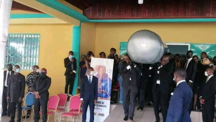 CRTV_web's tweet photo. Levée de corps de Nkodo #Sitony ce 21 avril 2022 à Yaoundé. https://t.co/IXNhCiwuK6