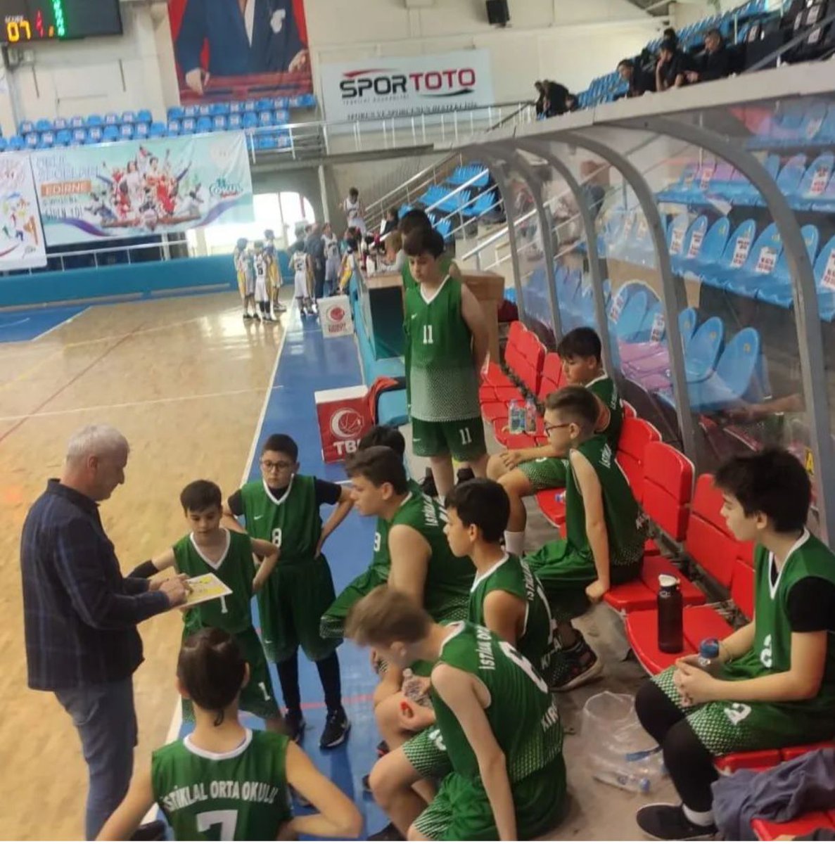 GSB_Kirklareli's tweet photo. 📍Edirne 
🏀 Basketbol 
✔ Küçükler 
Edirne’de düzenlenen Okul Sporları  basketbol bölge müsabakalarında Bursa,Tekirdağ gibi güçlü takımları yenerek namağlup şekilde Türkiye Yarı Finallerine kalma başarısı gösteren Kırklareli İstiklal Ortaokulu Basketbol Takımımızı tebrik ederiz https://t.co/YN9xYmN7oQ