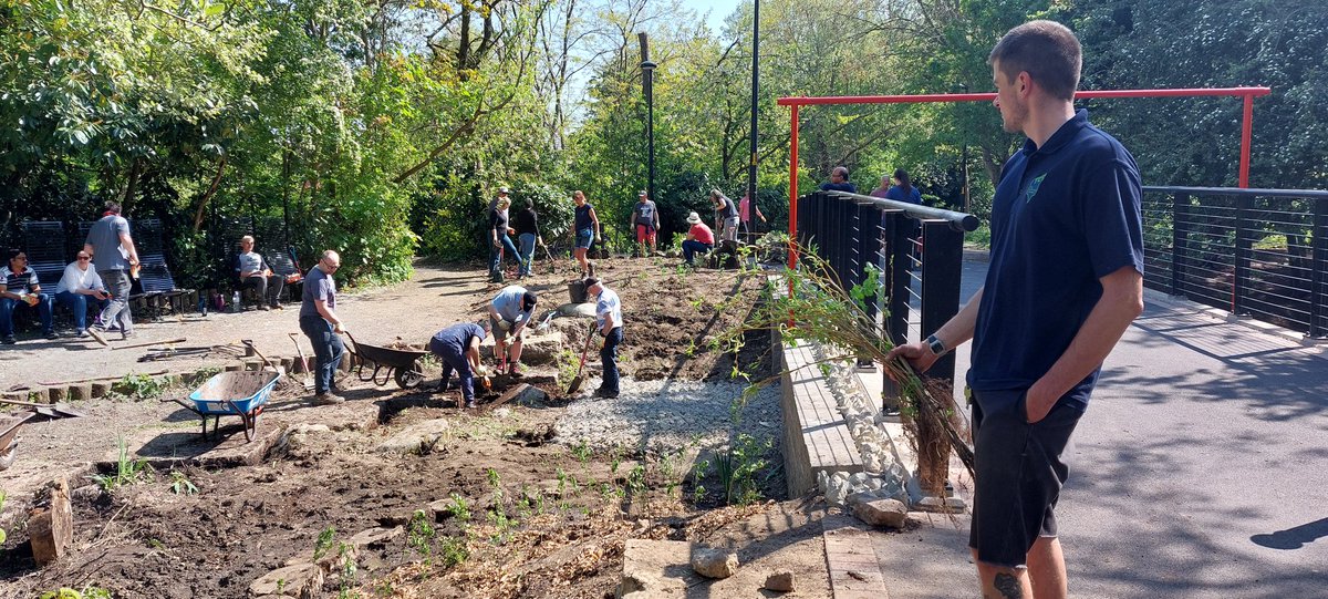 A big thank you to @NatWestGroup for planting hundreds of Wetlands Plants around 'New Redriff Bridge' in Russia Dock Woodland #Rotherhithe today,under the guidance of @TCVStaveHill Management. @FriendsRDW @lb_southwark #SE16 @LondonNPC @WISE16 @surreydocksfarm @OldFriendsSPark