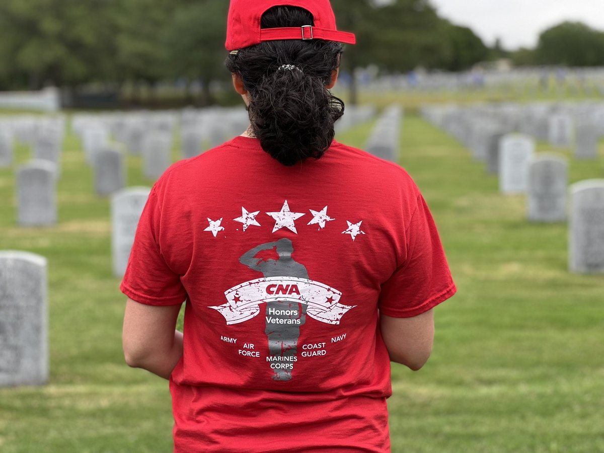 SarahGWhite29's tweet photo. .@CNA_Insurance joined the @doubleicf to clean-up at the Houston National Cemetery today. With respect, honor and gratitude, Thank You #Veterans. Home of the free, because of the brave. #WeAreCNA https://t.co/ZgTCfa8kLT