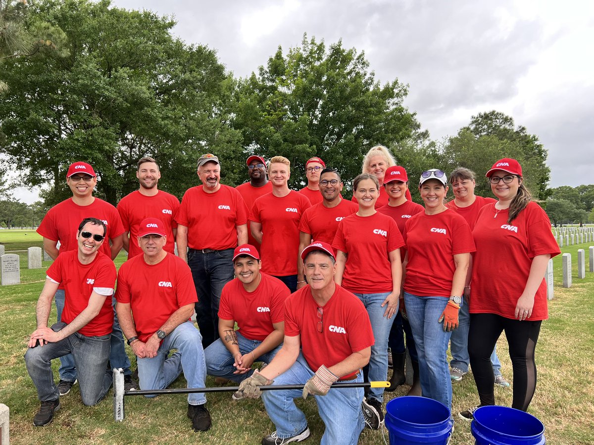 SarahGWhite29's tweet photo. .@CNA_Insurance joined the @doubleicf to clean-up at the Houston National Cemetery today. With respect, honor and gratitude, Thank You #Veterans. Home of the free, because of the brave. #WeAreCNA https://t.co/ZgTCfa8kLT