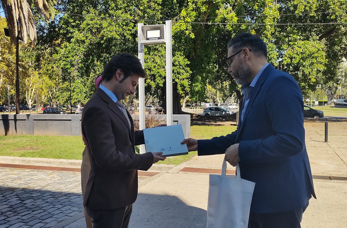 📌 Recibimos al Cónsul General de Italia en la Nueva Terminal Fluvial 

El presidente de ENAPRO <a href="/miguelguillermo/">guillermo miguel</a> y el dir. de Asuntos Jurídicos <a href="/marceloterenzio/">Marcelo Terenzio</a> recibieron a el Cónsul General de <a href="/ItalyinRosario/">Italy in Rosario</a> Marco Bocchi