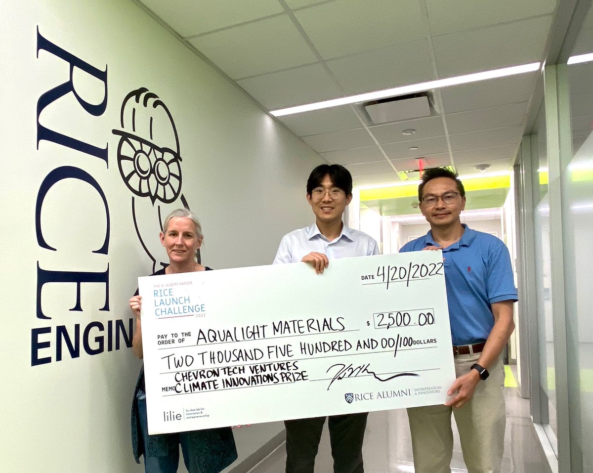 NEWTCenter's tweet photo. [Pictured LTtoRT] Kim Heck, Bo Wang and Professor Mike Wong. #heavycheck from #NRLC22 
#entrepreneurship #entrepreneurs #EntrepreneurLife #entrepreneur #houtech #founders #founder #pitch #startups #HoustonStartups #HoustonTech #HTX #HoustonStartup https://t.co/QqesO9XOiJ
