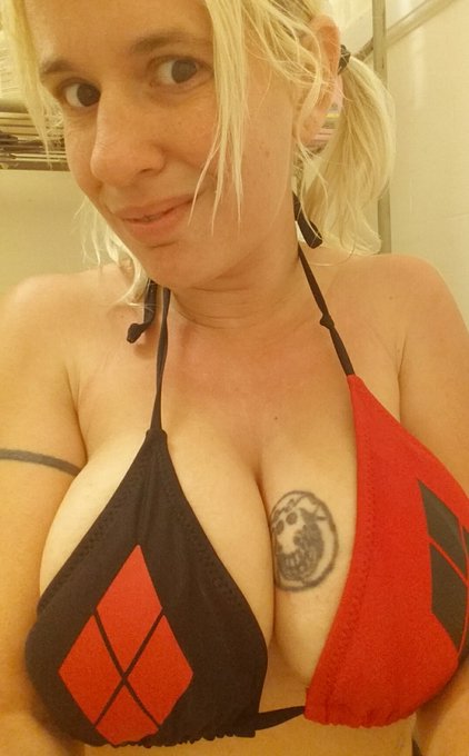 Like my bikini? https://t.co/aF26p9V1uK