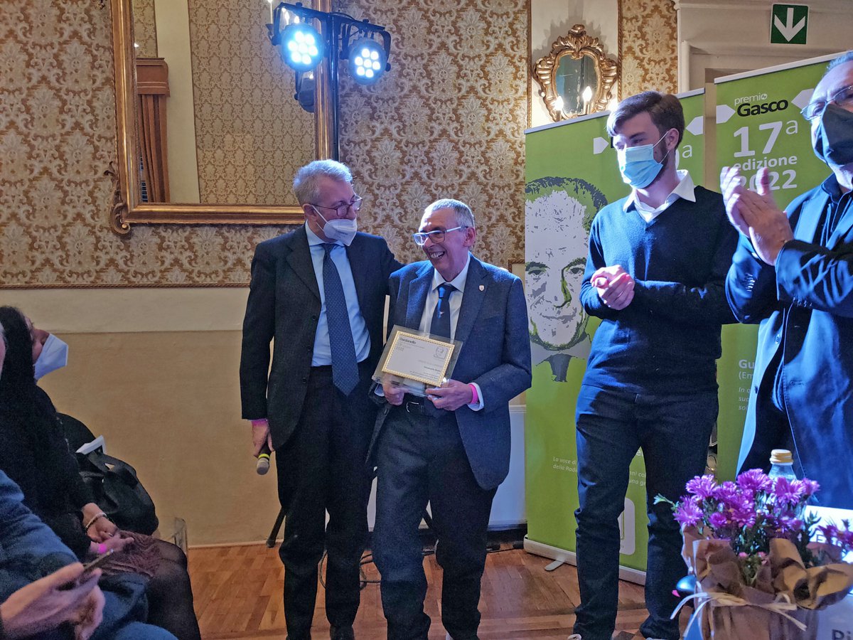 Grande emozione e tutta la sala in piedi per l'ingresso di Emanuele Dotto. Il suo commento: 'Torno volentieri a #Mondovì, una città che va degustata come un buon vino, con le sue meravigliose architetture'.

#associazioneDardanello #premioDardanello