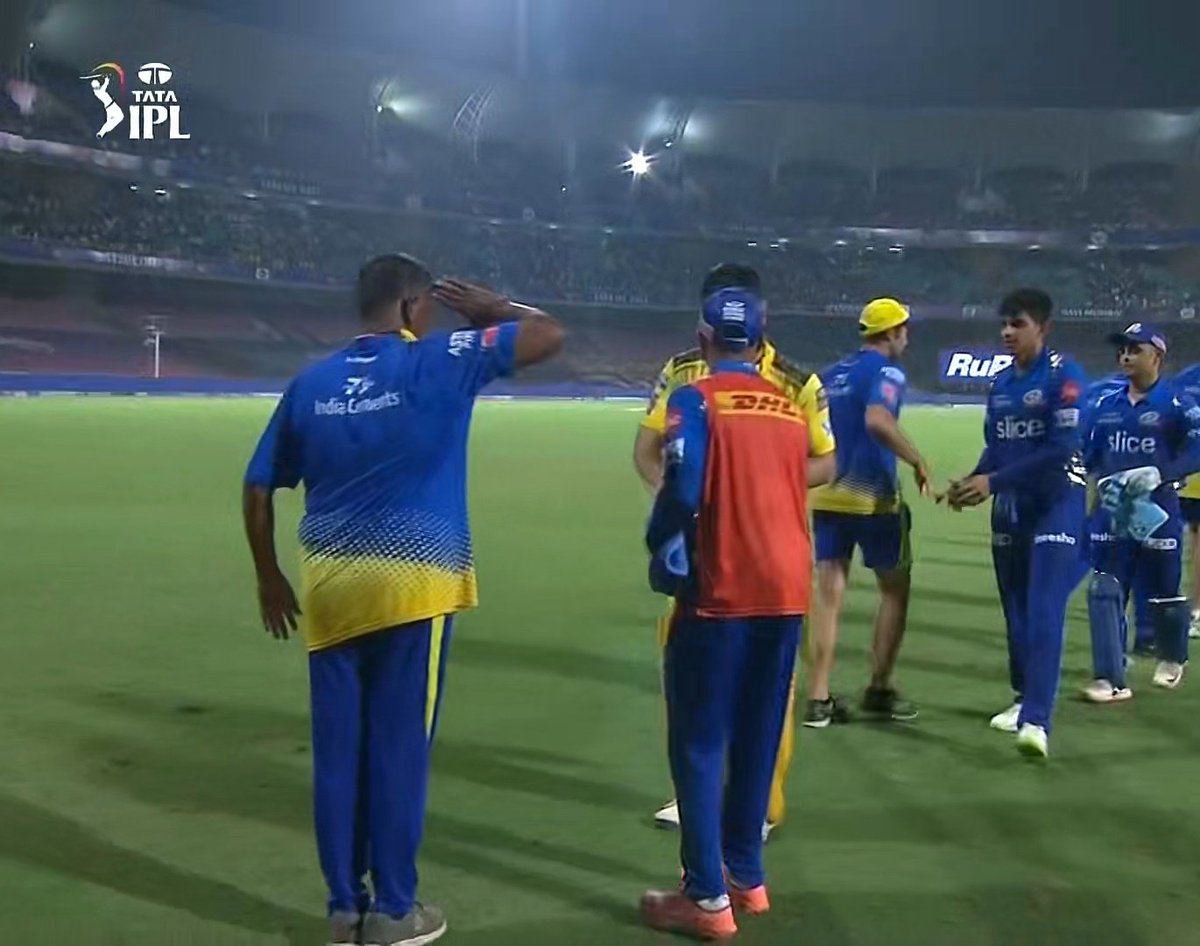 CricCrazyJohns's tweet photo. The respect for MS Dhoni, salute. https://t.co/GQdo4OfBUZ